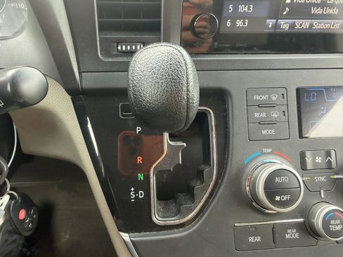 Used 2017 Toyota Sienna LE FWD image 18