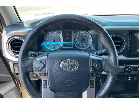 Used 2018 Toyota Tacoma SR5 RWD image 33