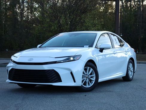 Used 2025 Toyota Camry LE image 1