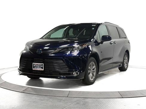 Certified 2024 Toyota Sienna XLE image 3