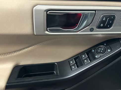 Used 2020 Ford Explorer Limited image 13