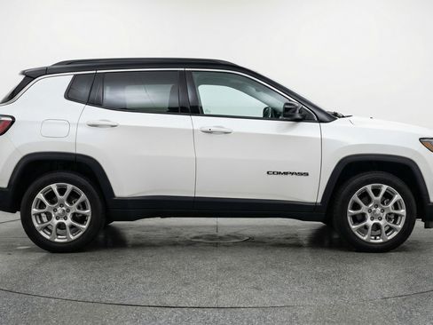 Used 2025 Jeep Compass Limited AWD/4WD image 11