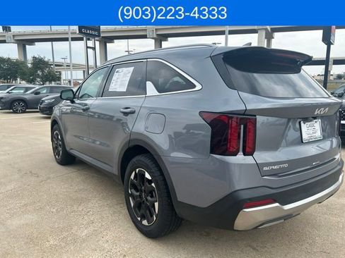 Used 2025 Kia Sorento S FWD image 7