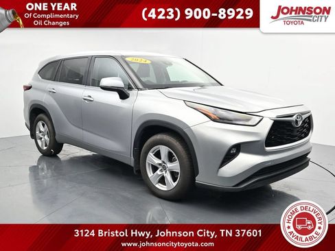 Used 2024 Toyota Highlander LE AWD/4WD image 1