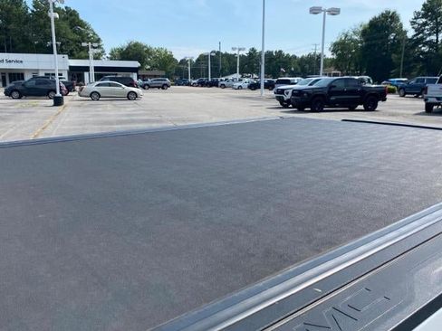 Used 2022 GMC Sierra 1500 AT4 AWD/4WD image 9