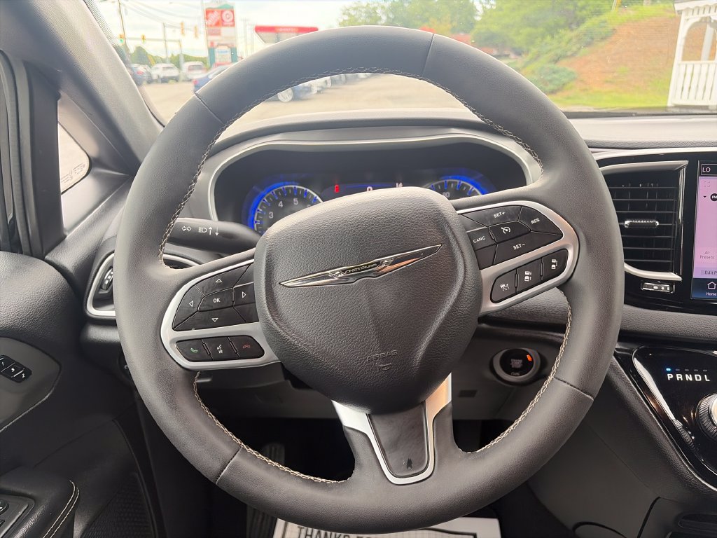 Used 2025 Chrysler Pacifica Select FWD image 15