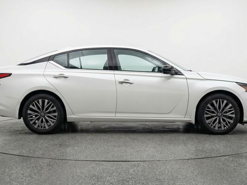 Used 2025 Nissan Altima 2.5 SV FWD image 11