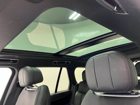 Used 2024 Land Rover Range Rover SE image 12