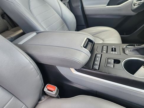 Used 2020 Toyota Highlander XLE image 23