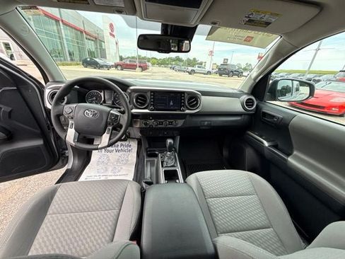 Certified 2020 Toyota Tacoma SR5 w/ Blackout Package AWD/4WD image 18