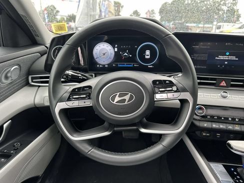 Used 2025 Hyundai Elantra Limited FWD image 21