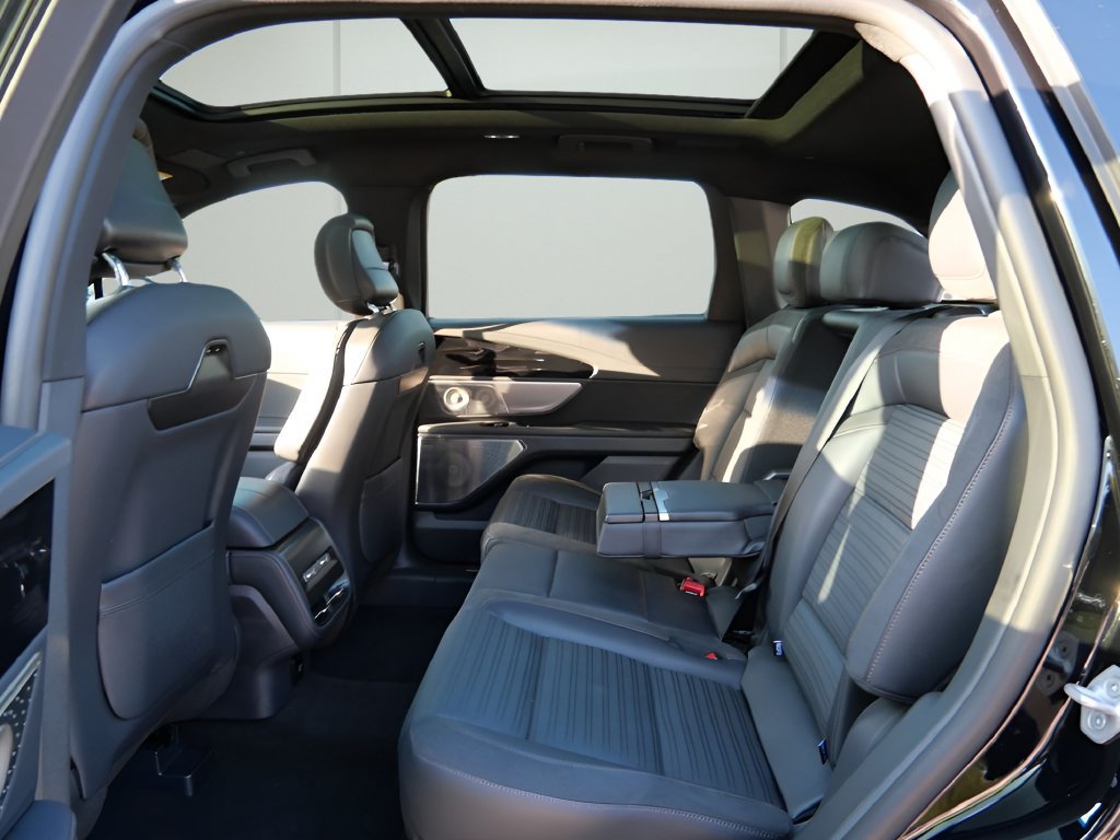 Used 2024 Lincoln Nautilus Reserve w/ Equipment Group 203A AWD/4WD image 18