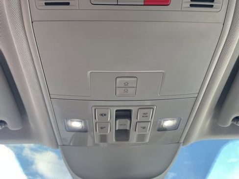 Certified 2023 Volkswagen Taos SE w/ Panoramic Sunroof Package image 24