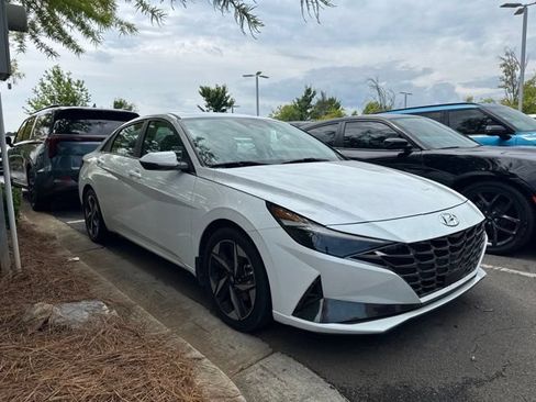 Used 2022 Hyundai Elantra Limited w/ Cargo Package FWD image 4