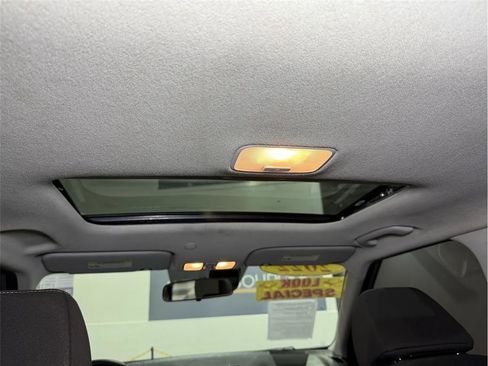 Used 2022 Hyundai Venue SEL image 20