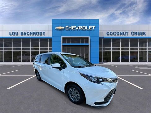 Used 2024 Toyota Sienna LE image 2