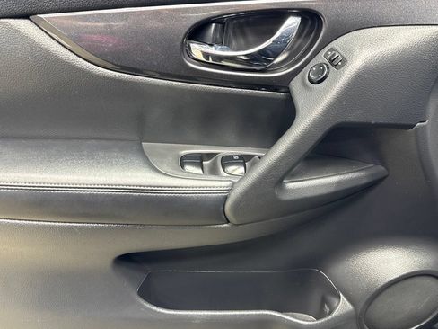 Used 2018 Nissan Rogue SV AWD/4WD image 11