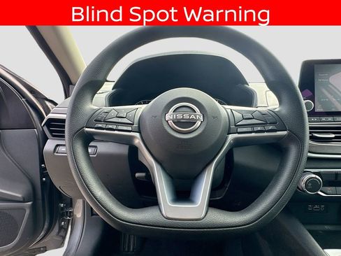 Used 2025 Nissan Altima 2.5 SV image 11