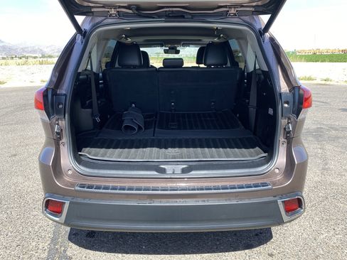 Used 2017 Toyota Highlander Limited w/ Carpet Mat Package AWD/4WD image 14