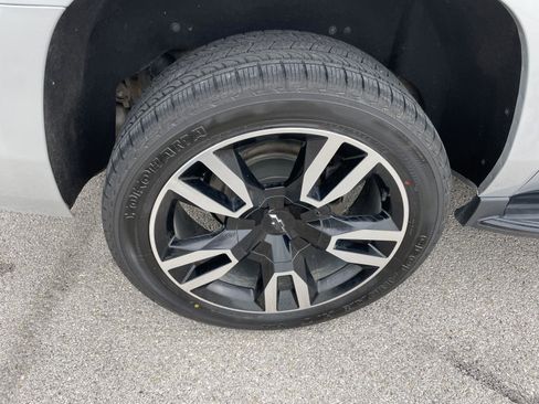 Used 2018 Chevrolet Suburban LT w/ Luxury Package image 34