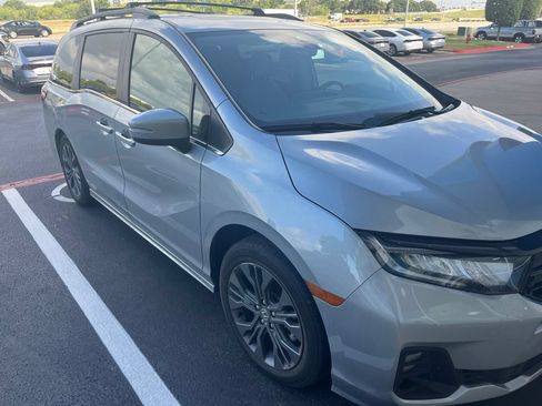 Used 2025 Honda Odyssey Touring image 3