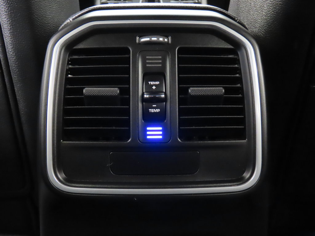 Certified 2026 Porsche Macan AWD/4WD image 32