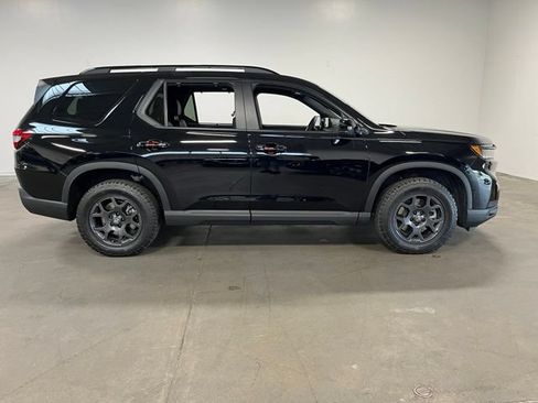 Used 2025 Honda Pilot TrailSport image 2