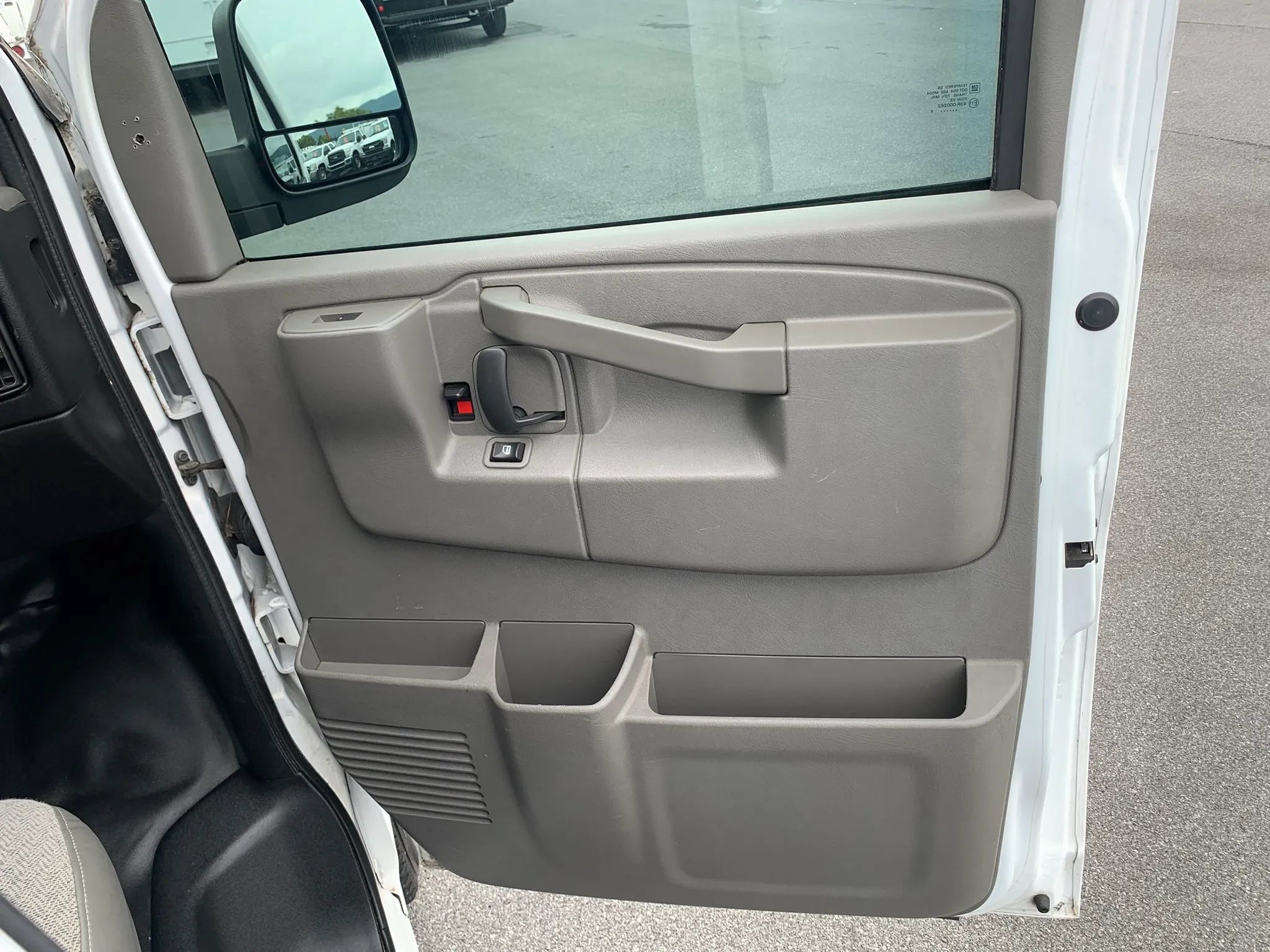 Used 2018 Chevrolet Express 3500 Extended w/ Driver Convenience Package RWD image 22