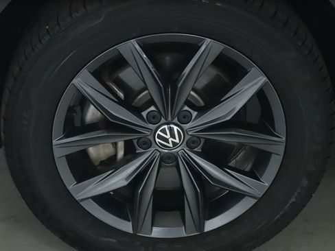 Used 2023 Volkswagen Tiguan SE w/ Panoramic Sunroof Package FWD image 39