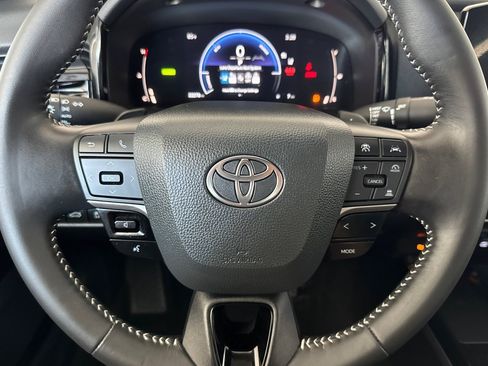 Used 2025 Toyota Camry SE FWD image 11