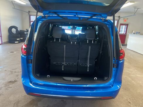 New 2026 Chrysler Pacifica Select image 9