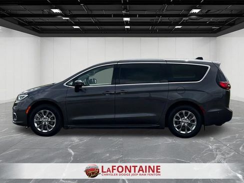 Used 2023 Chrysler Pacifica Touring-L AWD/4WD image 2