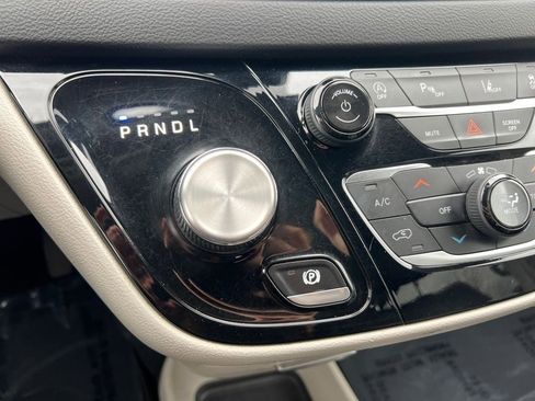 Used 2022 Chrysler Pacifica Touring-L image 22