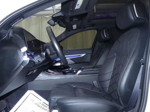 Used 2024 BMW i7 xDrive60 w/ Premium Package image 28