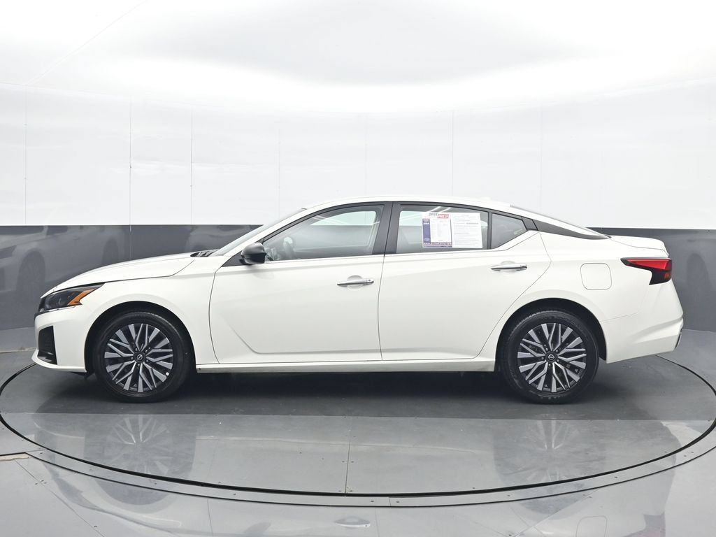 Used 2025 Nissan Altima 2.5 SV AWD/4WD image 3