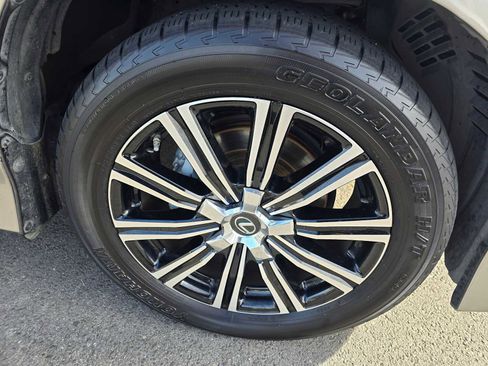 Used 2020 Lexus LX 570 4WD w/ 3rd Row & Luxury Pkg image 9