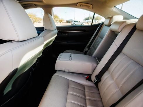 Used 2017 Lexus ES 300h w/ Luxury Package image 30