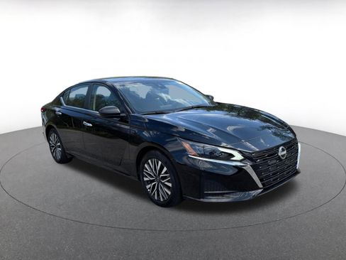 Used 2025 Nissan Altima 2.5 SV image 1