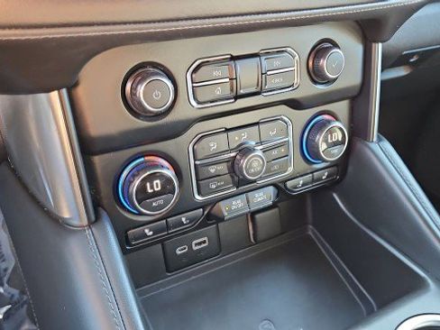 Used 2021 Chevrolet Suburban LT w/ LT Signature Plus Package RWD image 18
