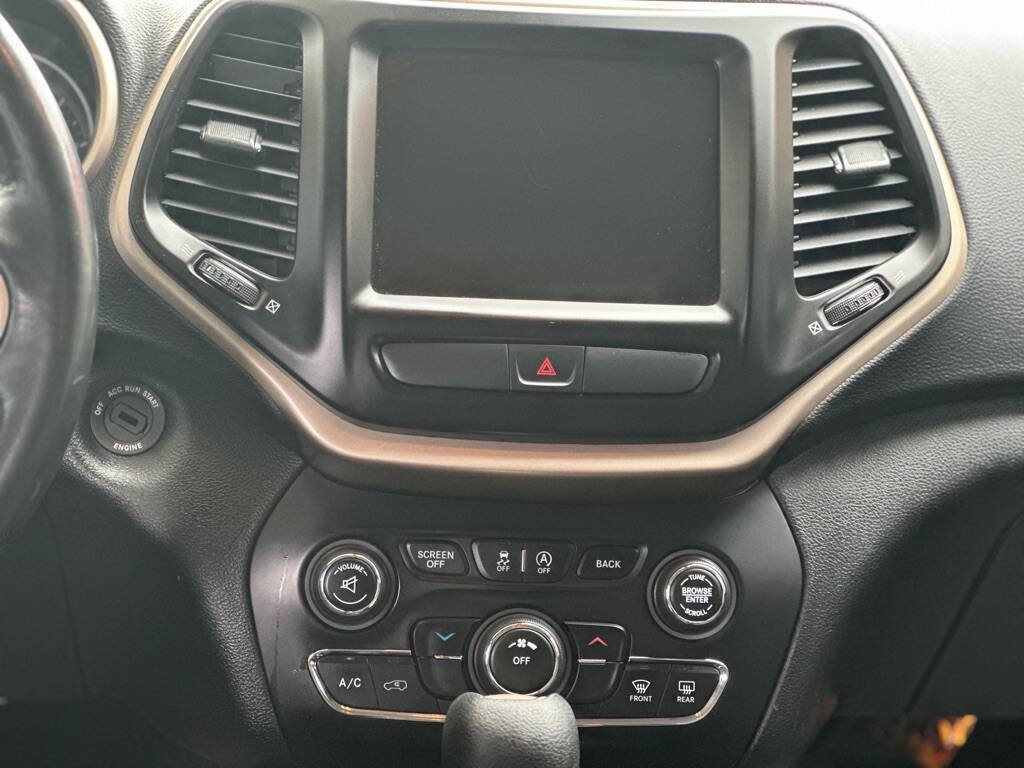 Used 2016 Jeep Cherokee Latitude w/ Cold Weather Group AWD/4WD image 11