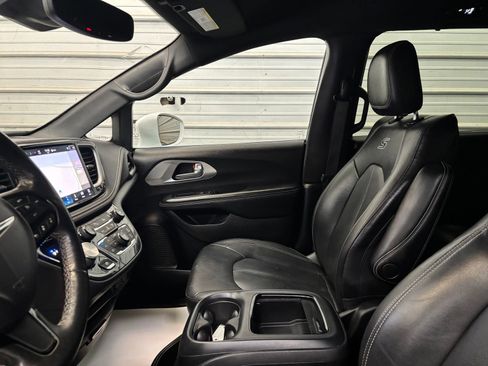 Used 2021 Chrysler Pacifica Touring-L w/ S Appearance Package FWD image 19