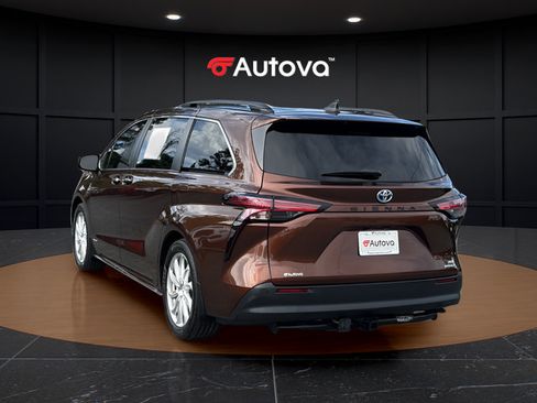 Used 2021 Toyota Sienna XLE FWD image 3