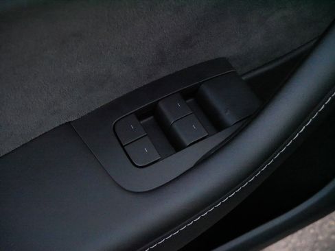 Used 2023 Tesla Model Y Long Range image 19