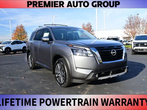 New 2025 Nissan Pathfinder SL image 1