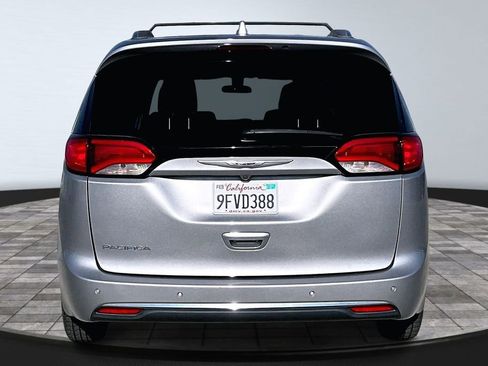 Used 2018 Chrysler Pacifica Touring-L image 24