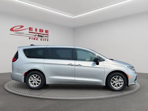 Used 2024 Chrysler Pacifica Touring-L FWD image 11