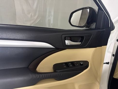 Used 2015 Toyota Highlander XLE AWD/4WD image 28