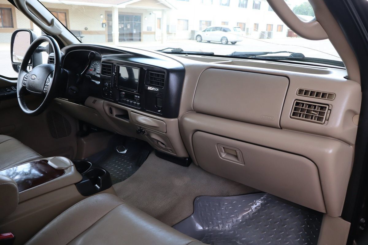 Used 2005 Ford Excursion Limited AWD/4WD image 17