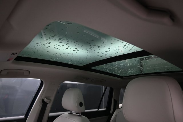 Used 2023 Volkswagen Tiguan SE w/ Panoramic Sunroof Package FWD image 27