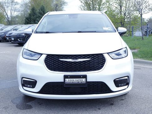 Certified 2023 Chrysler Pacifica Touring-L FWD image 11